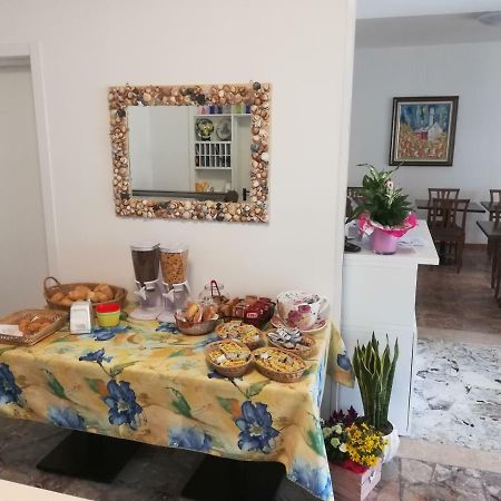 Albergo Elena Garni Caorle Bagian luar foto