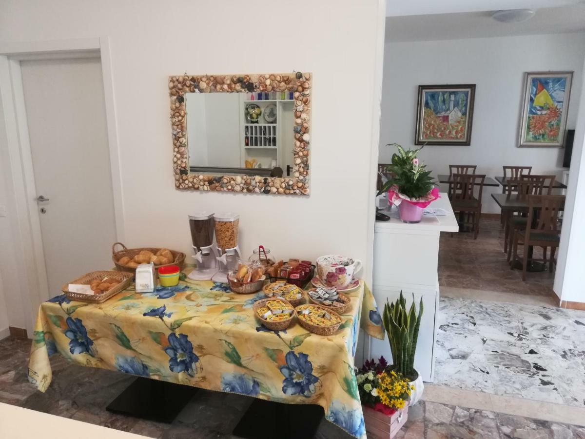 Albergo Elena Garni Caorle Bagian luar foto