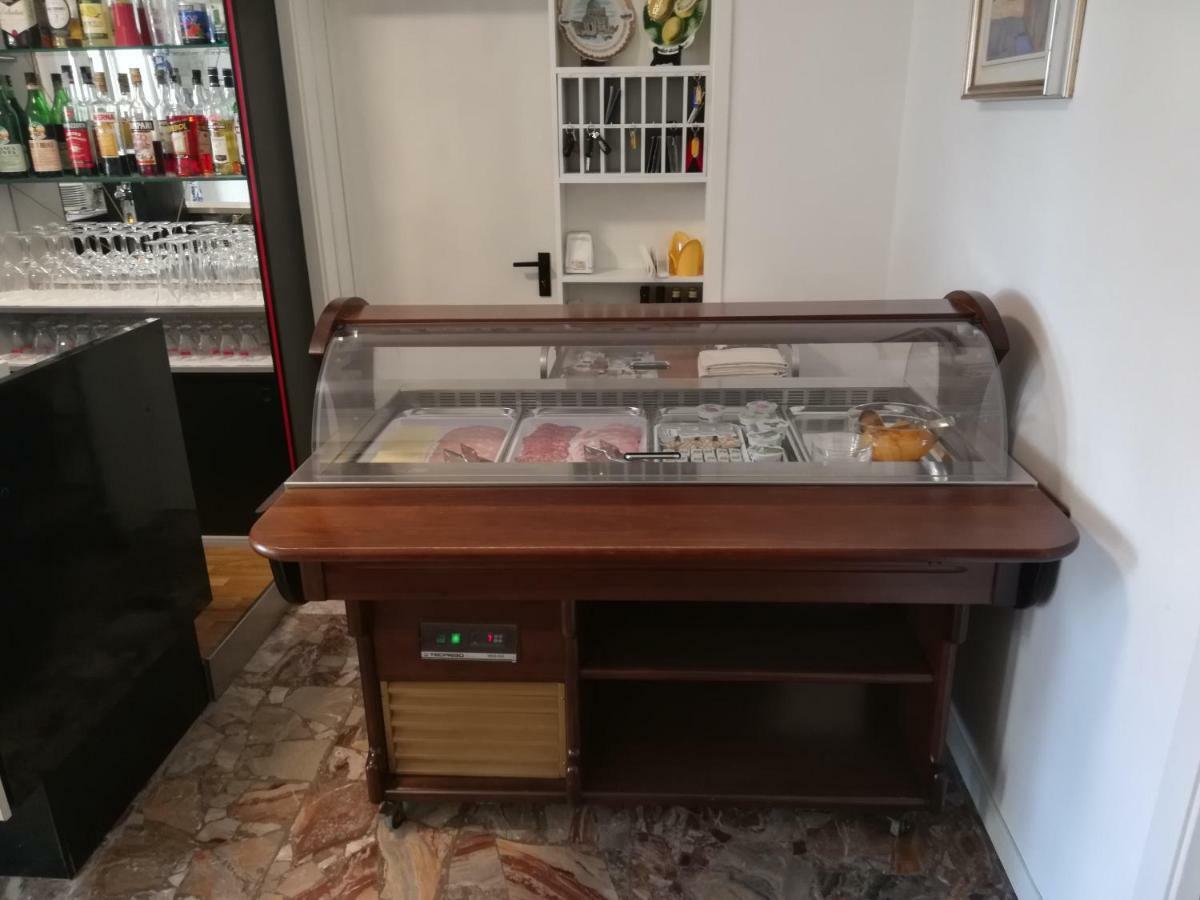 Albergo Elena Garni Caorle Bagian luar foto