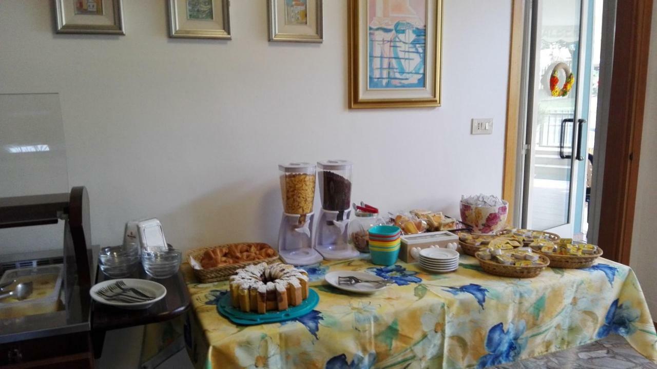 Albergo Elena Garni Caorle Bagian luar foto